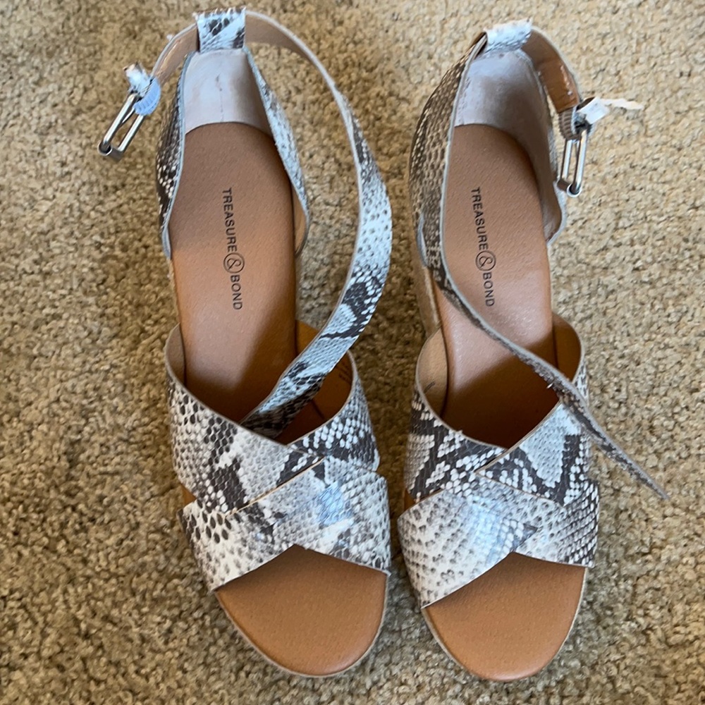 NWOT NEVER WORN Treasure & Bond snakeskin wedges